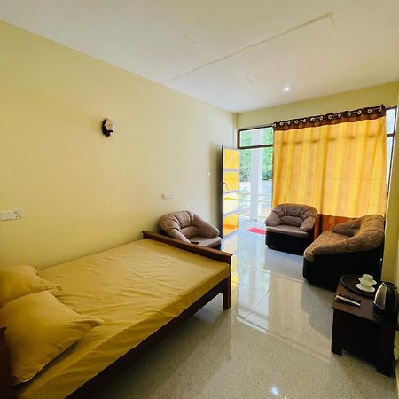 Great Victoria Palace Ratnapura Luaran gambar