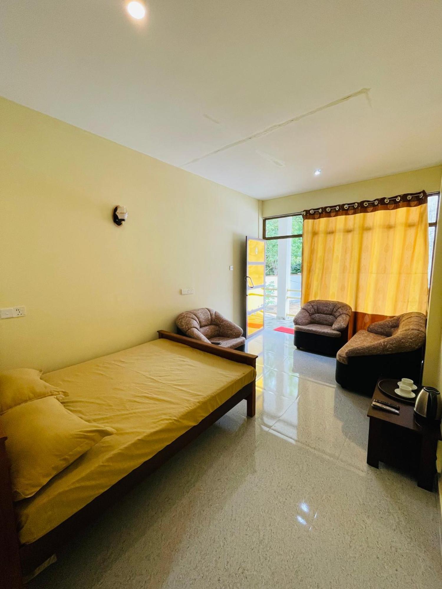 Great Victoria Palace Ratnapura Luaran gambar