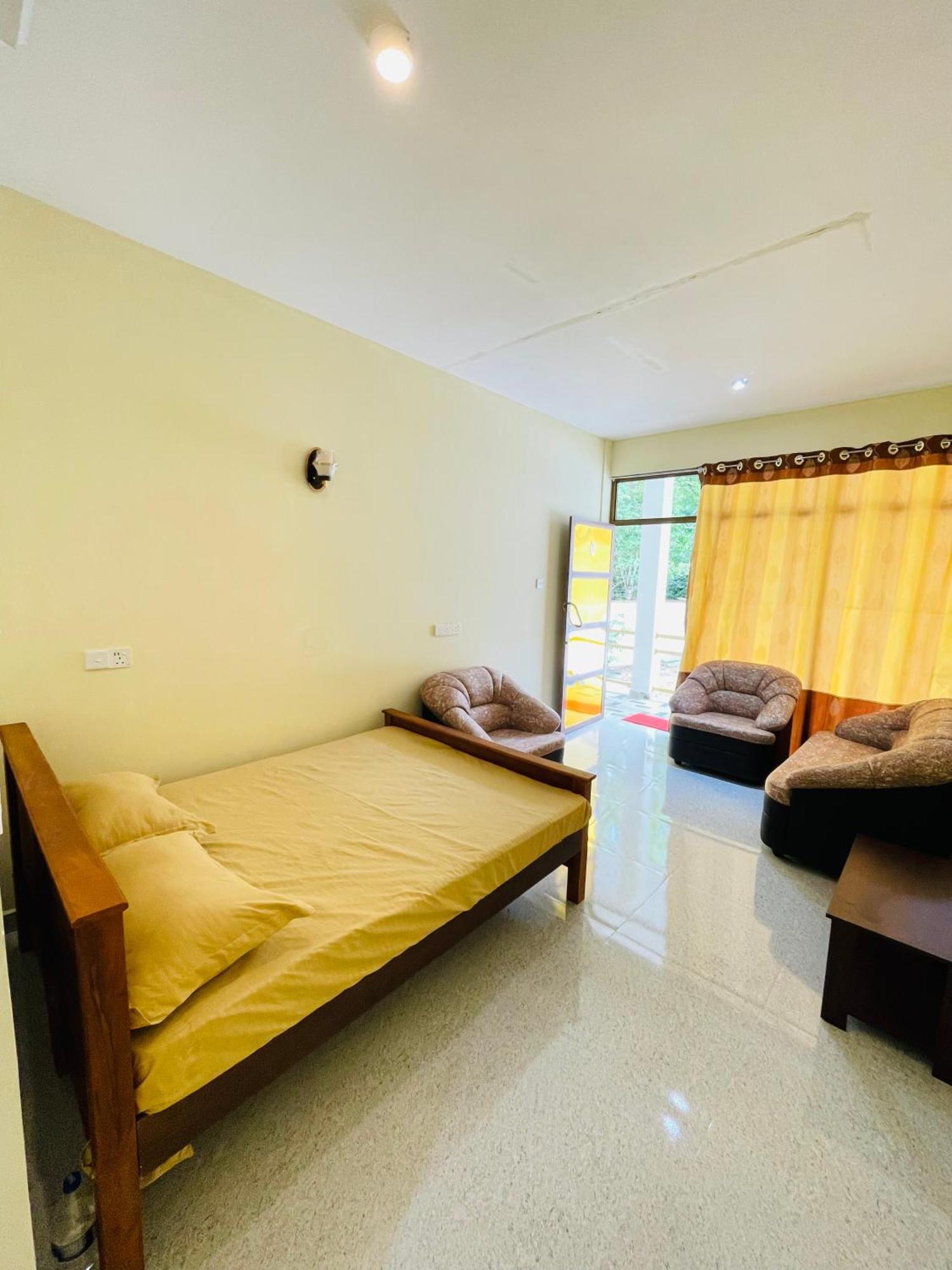 Great Victoria Palace Ratnapura Luaran gambar