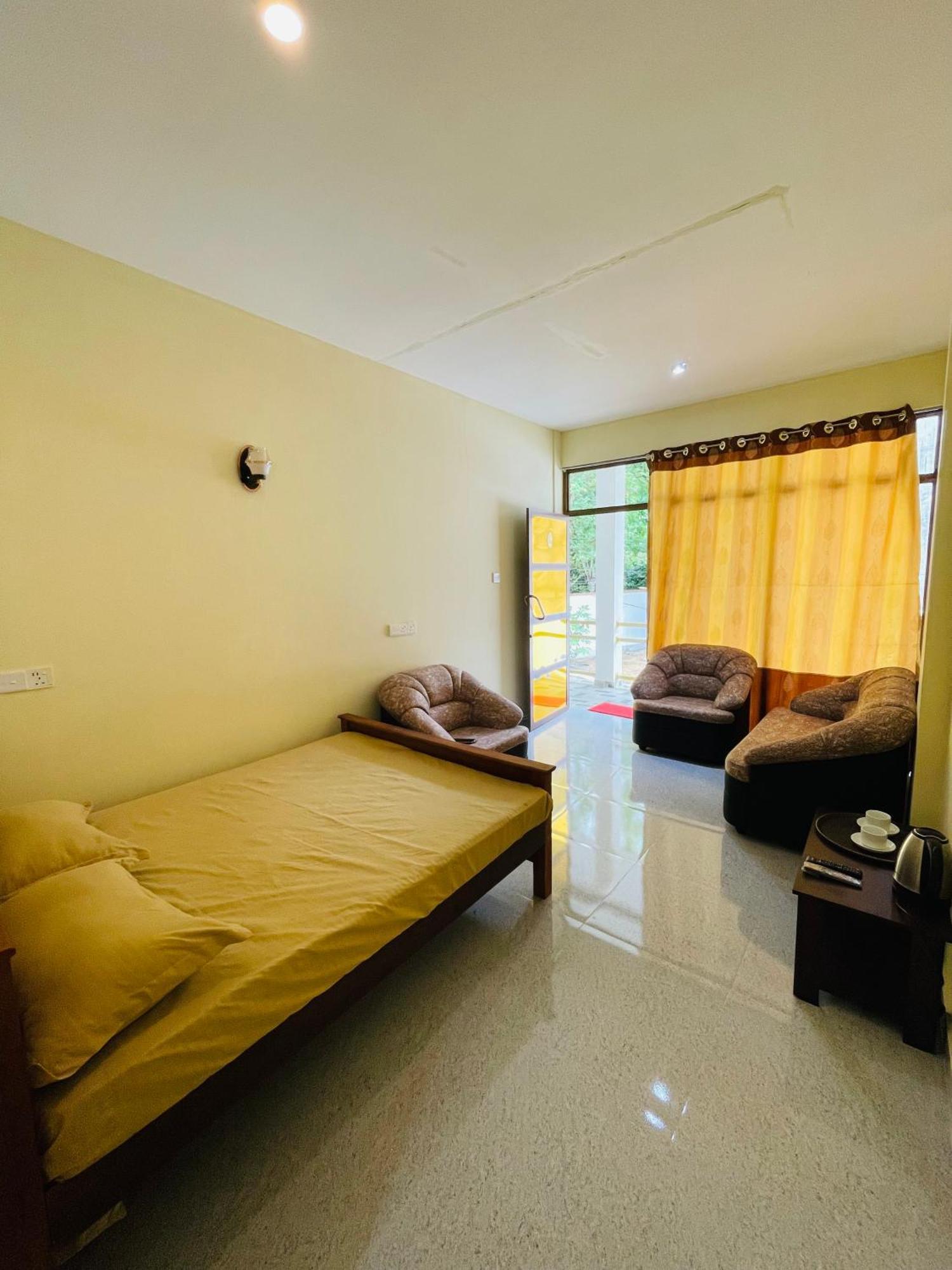 Great Victoria Palace Ratnapura Luaran gambar